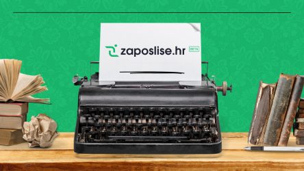 Pisaća mašina s komadom papira