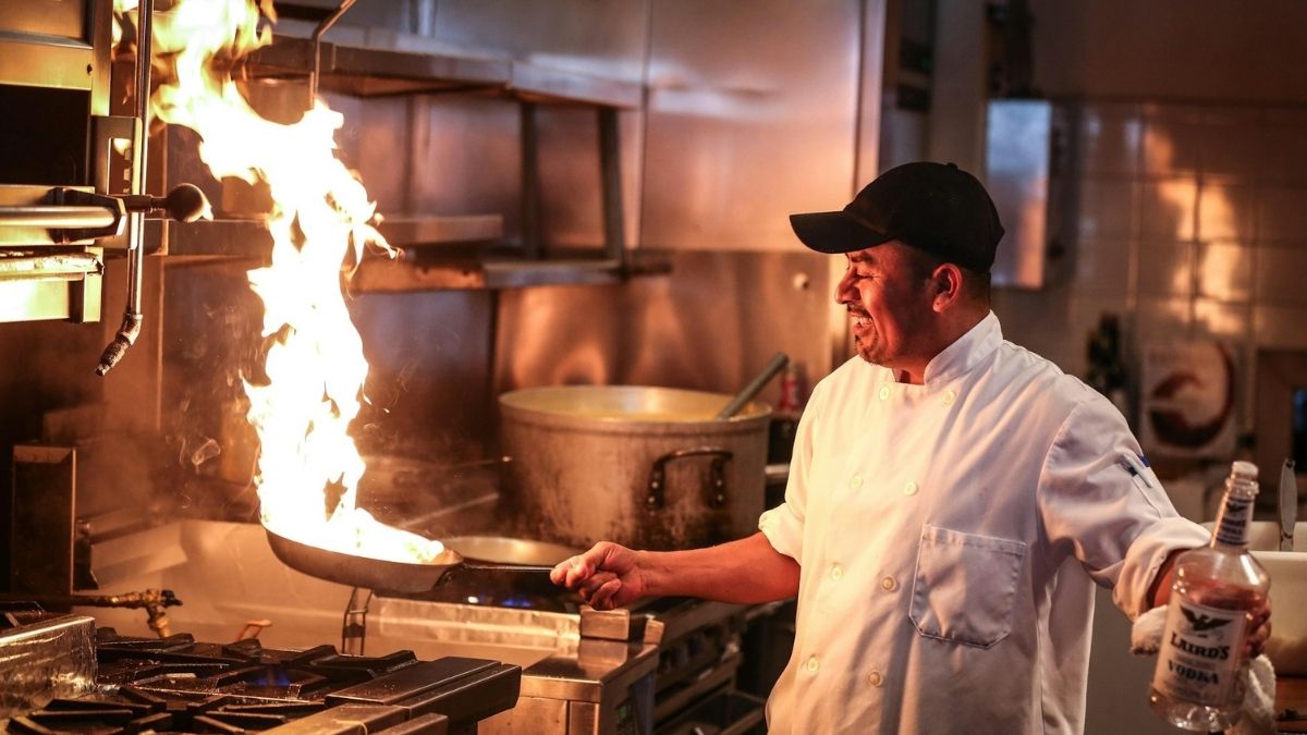 Chef, glavni kuhar, kuhinja, restoran, posao, sezona