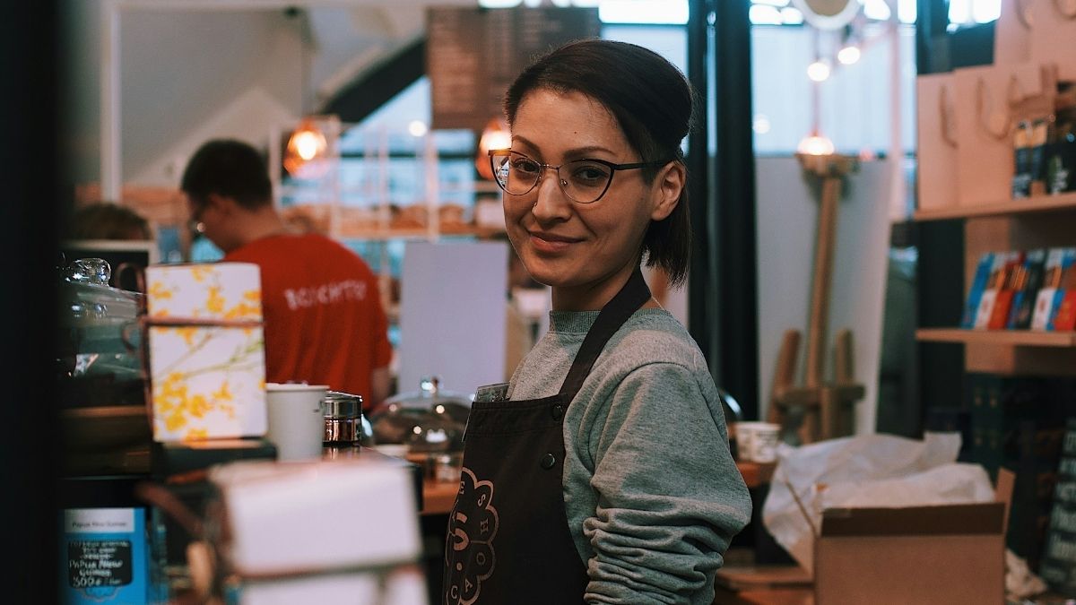Barista, radnica u kafiću, kafić, nasmiješena i zadovoljna zaposlenica
