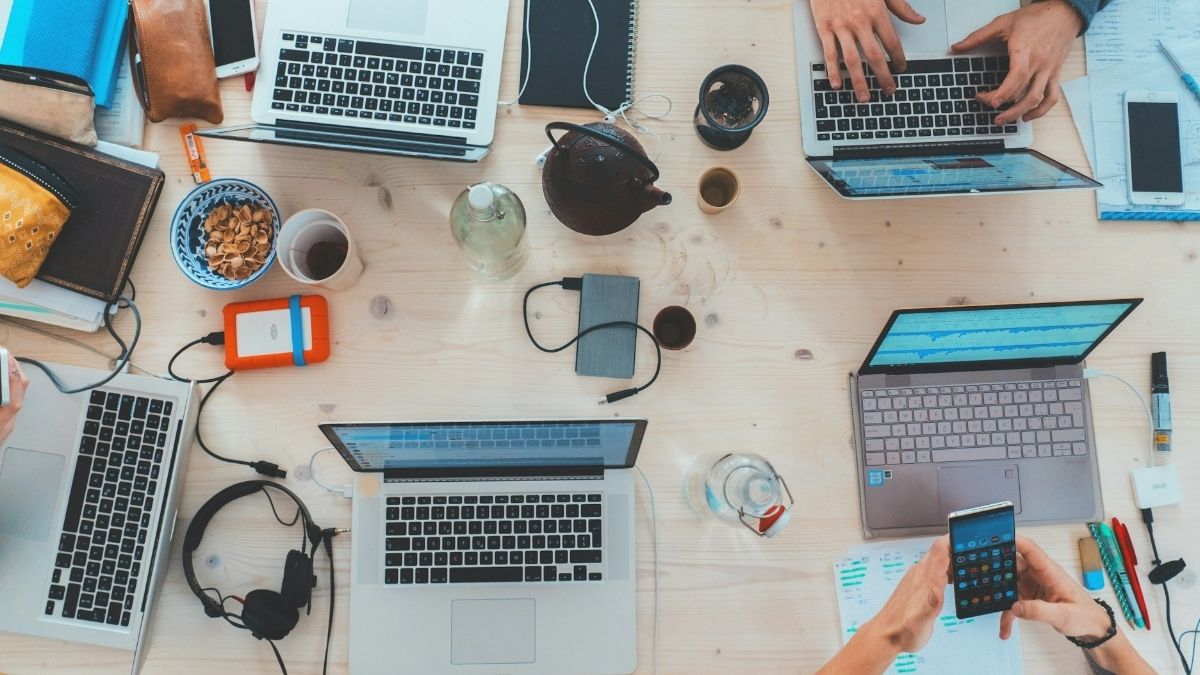Digitalne vještine, mnogo laptopa, prijenosnih računala na stolu