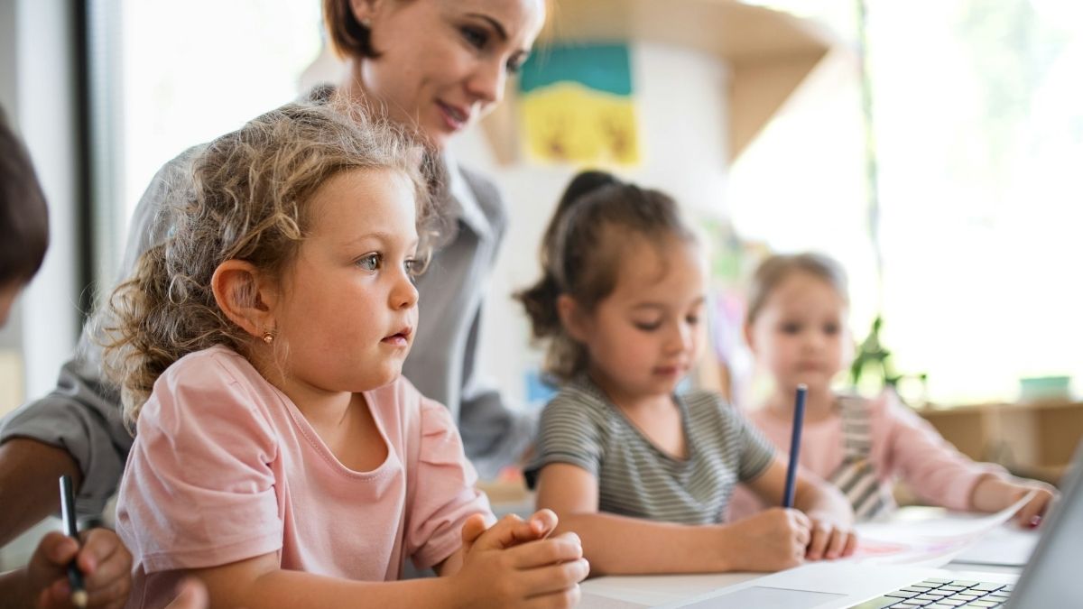 Obrt za čuvanje djece, djeca, dadilja, babysitterica, teta čuvalica
