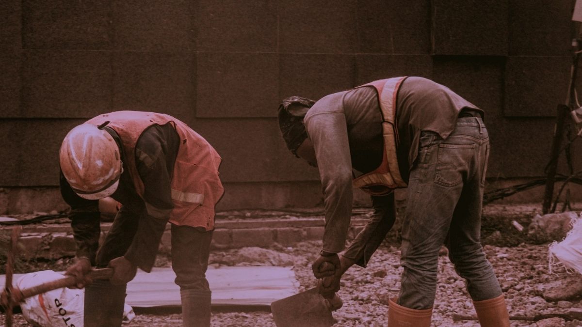 Opasan posao, dvojica radnica sijeku sa sjekirom u teškim uvjetima