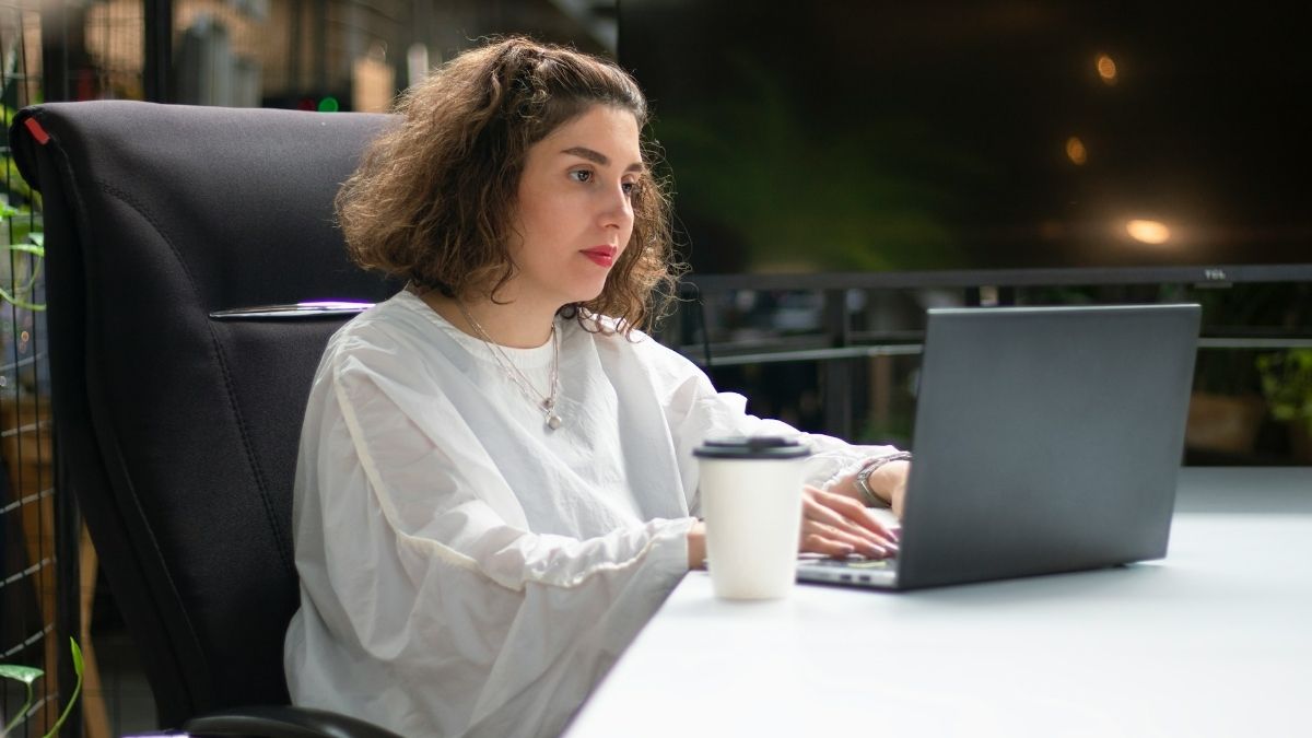 Žena se javlja na natječaj za posao, piše na laptopu