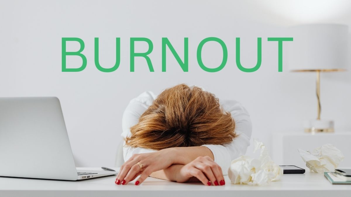 Burnout, žena leži na radnom stolu, anksioznost