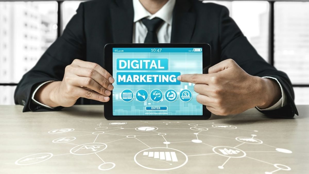 Digitalni marketing, osoba u odijelu drži tablet s natpisom