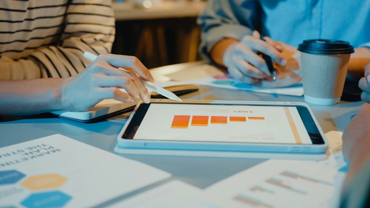 Digitalni marketing, tablet, grafikoni, kava na stolu