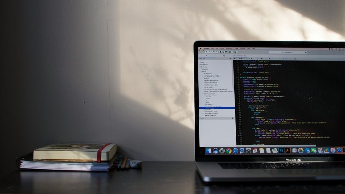 ICT indutrija, programiranje, ekran i knjiga na stolu