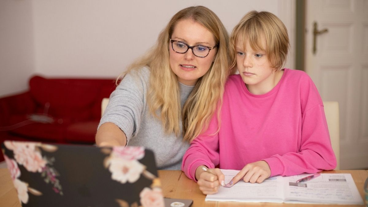 Tutor, instruktor, gospođa pomaže djetetu s učenjem
