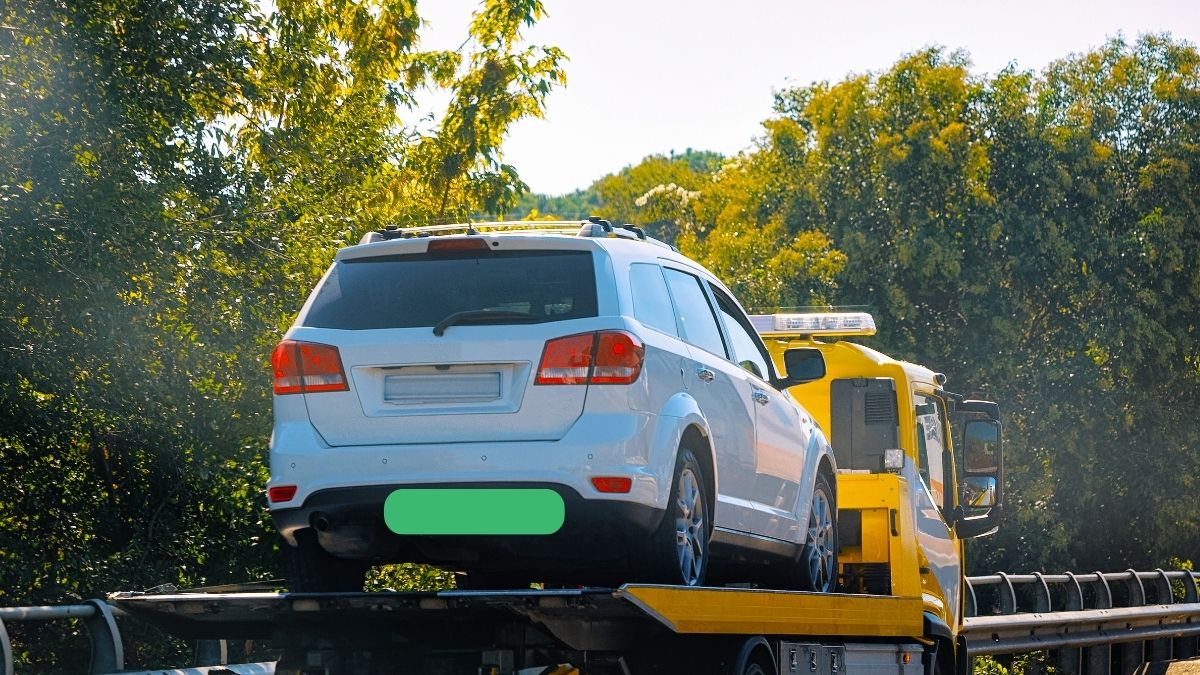 Vučna služba, kamion vozi automobil