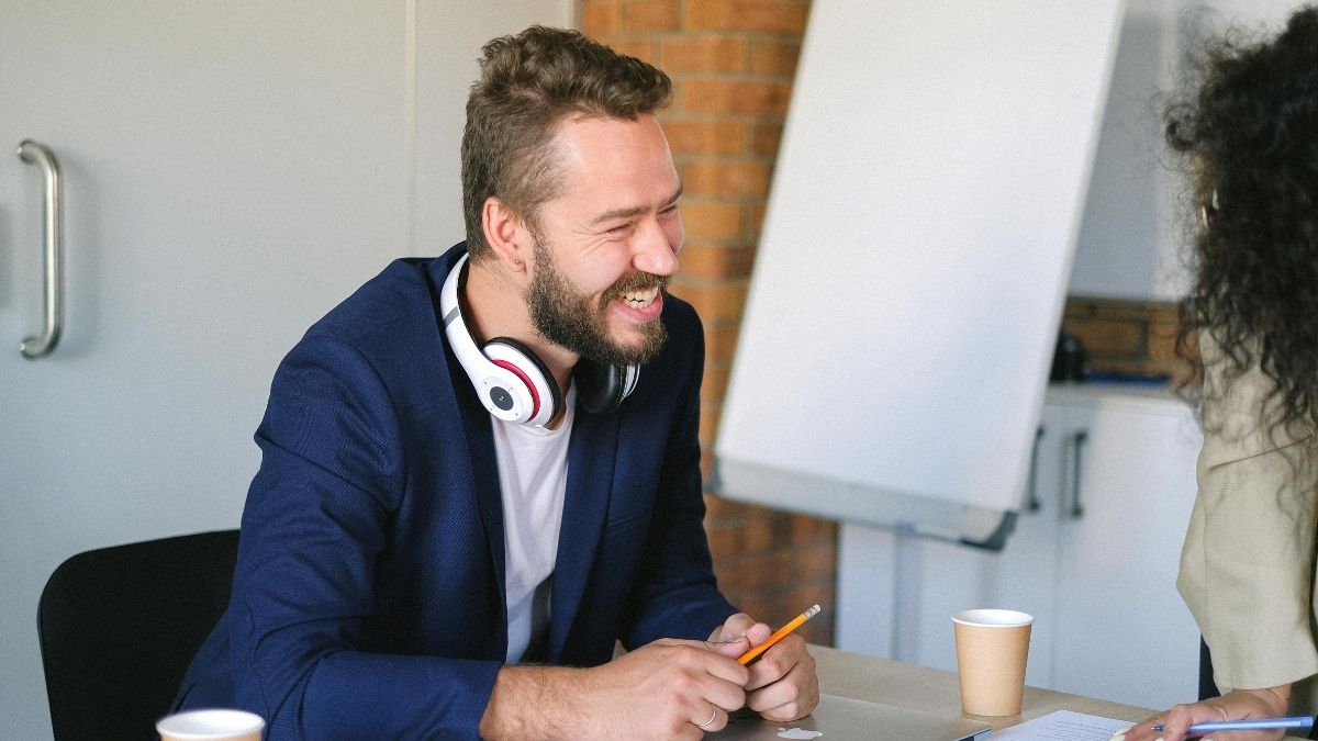 Marketing, marketinški stručnjak, marketinške aktivnosti, zadovoljstvo, kava Pexels