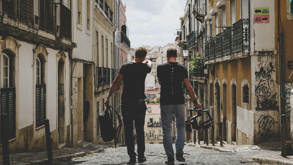 Šetnja gradom, šetnja po suncu, dobro raspoloženje, Pexels