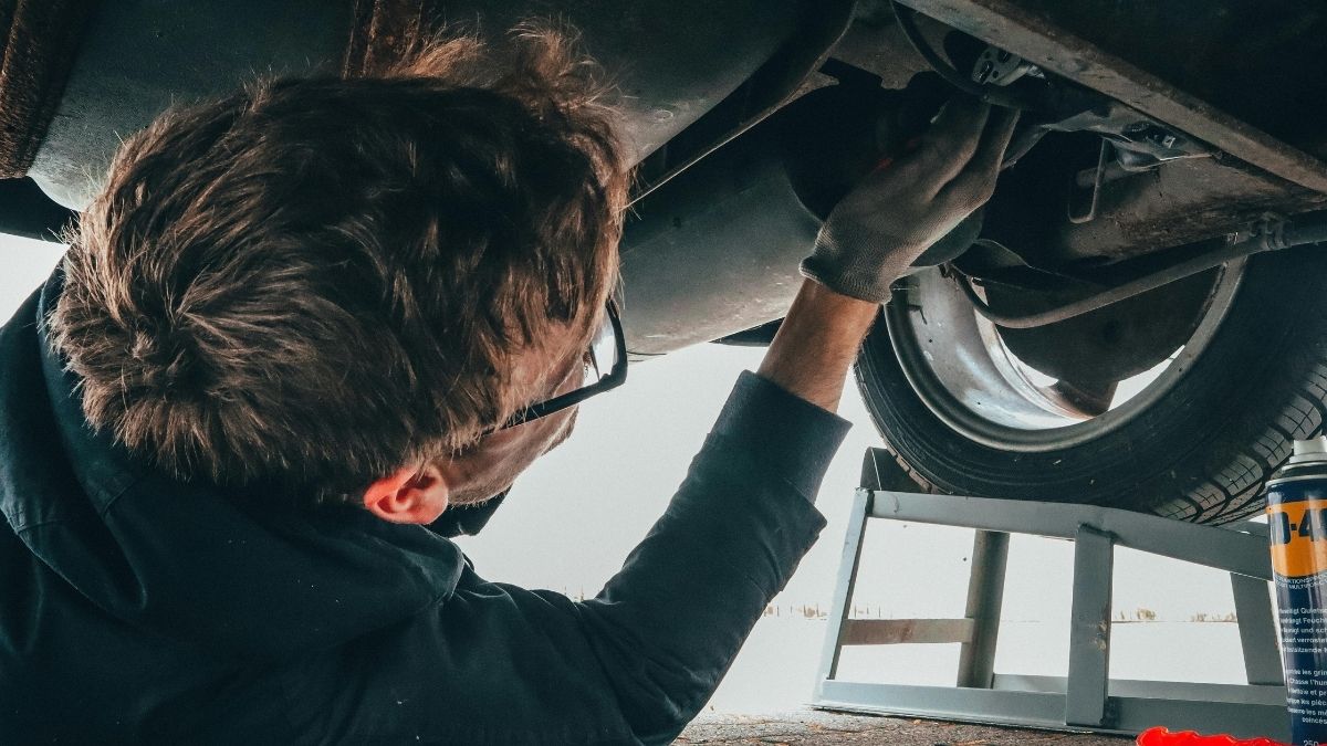 Automehaničar, popravljanje auta Pexels