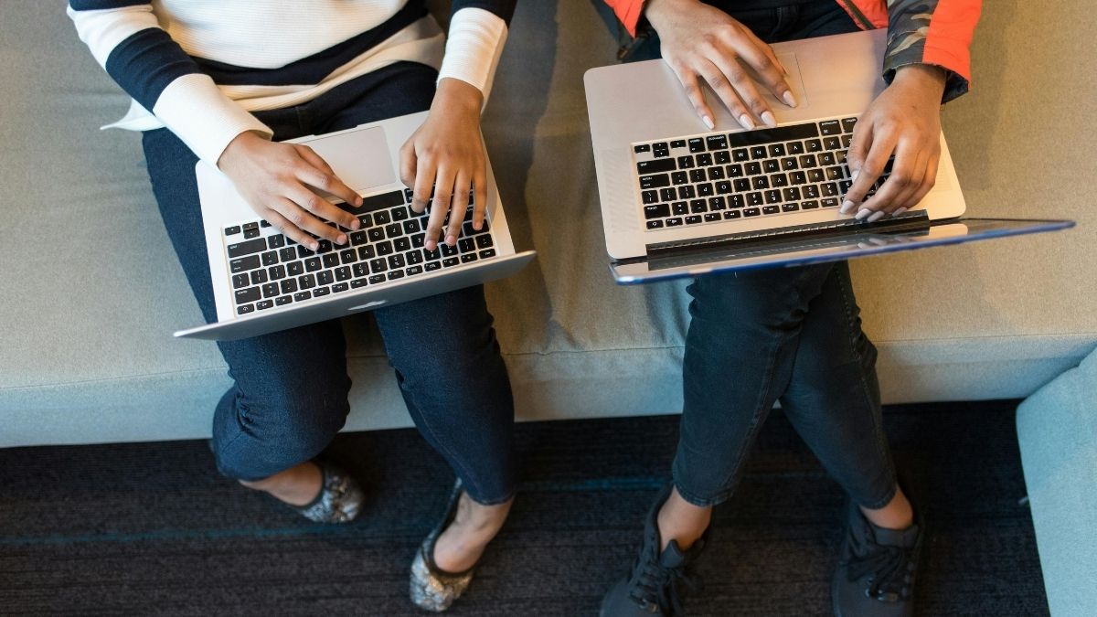 Dvije osobe na računalu, laptop Pexels
