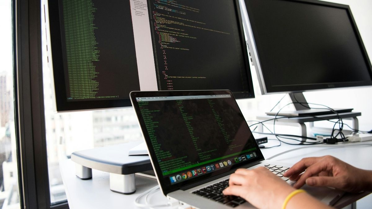 Ekrani, laptop, net developer Pexels