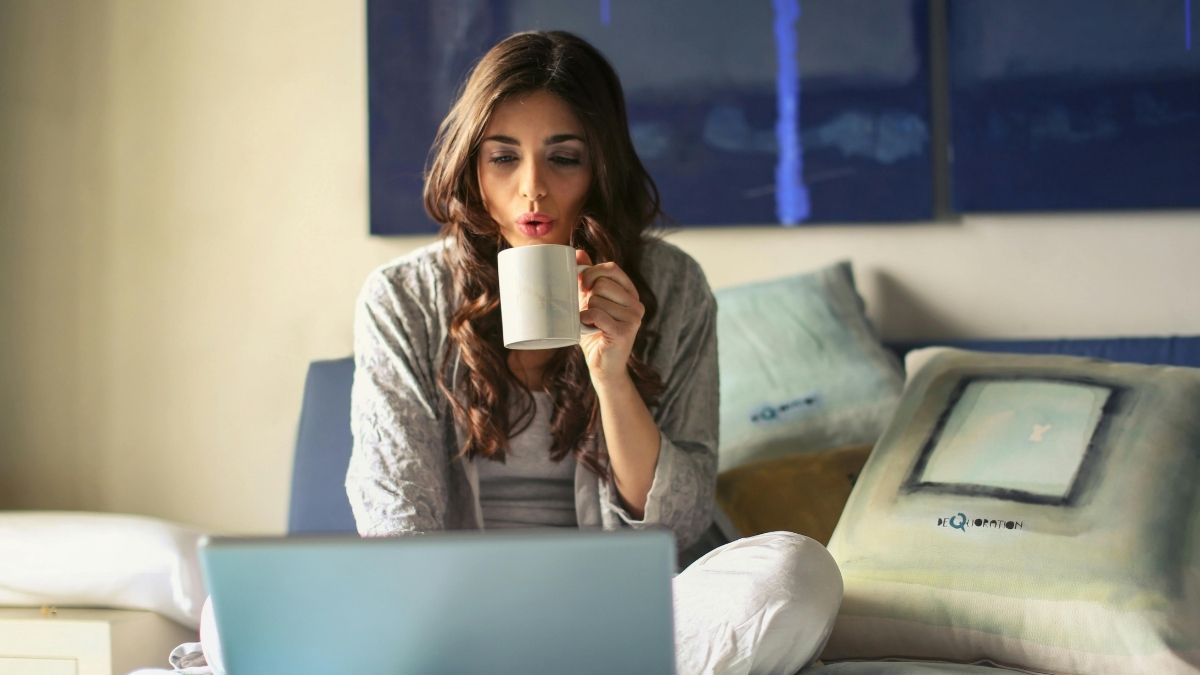 Kava, laptop, rad od kuće Pexels