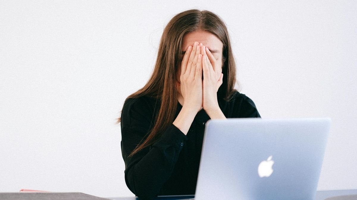 Očaj, otkaz, žena se drži za glavu Pexels