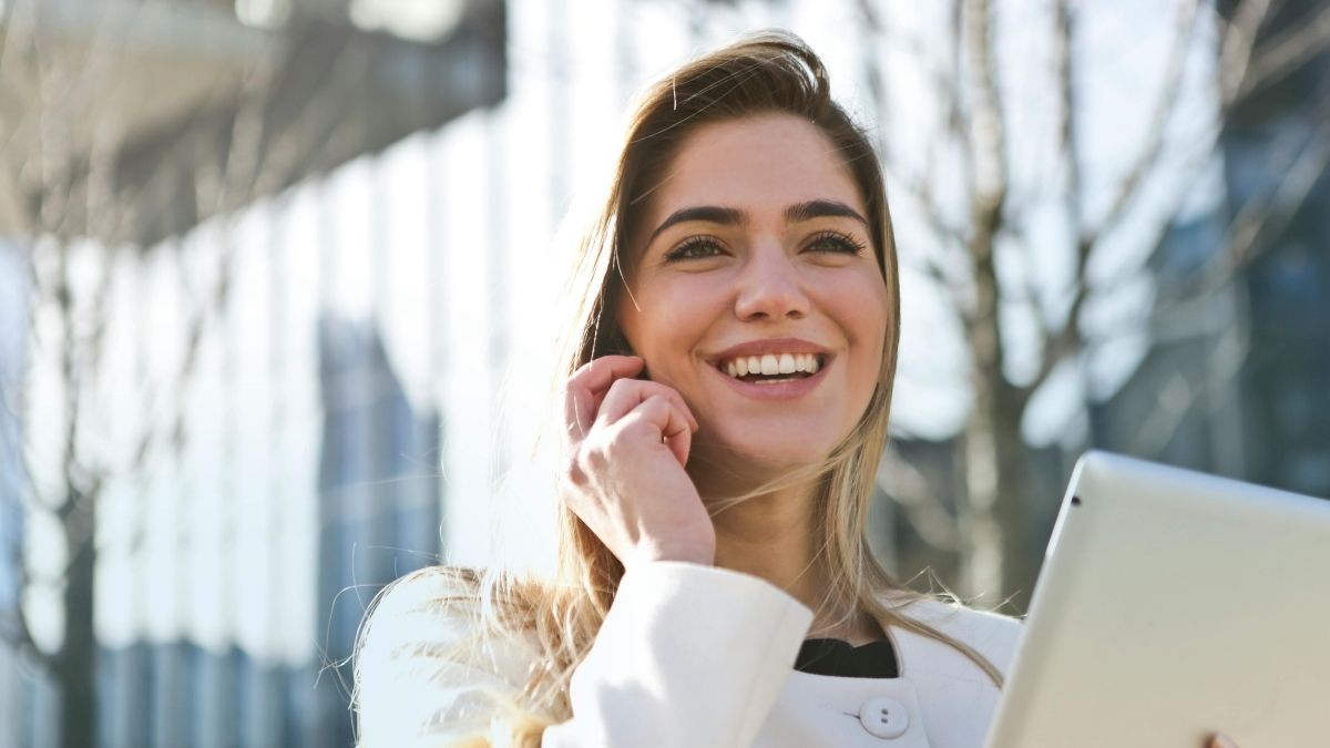 Poslovna žena. razgovara na mobitel, poslovna uspješnost Pexels