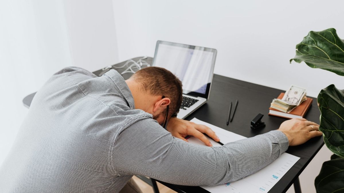 Premala plaća, zaposlenik leži na laptopu Pexels