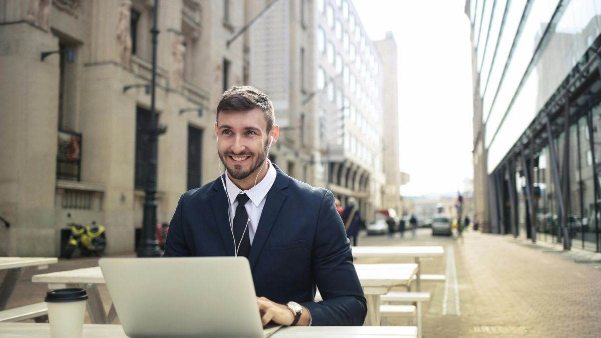 Radnik, laptop, osmijeh, odijelo, direktiva Pexels