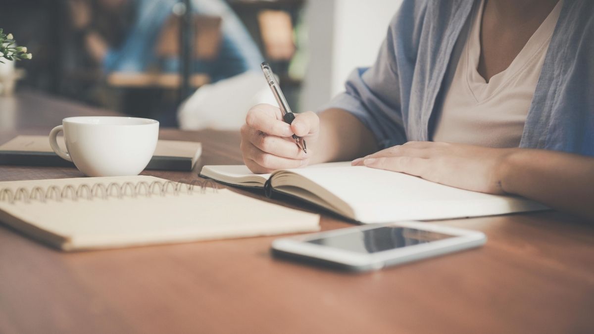 Rješavanje problema, pisanje, blok, računalo, kava Pexels