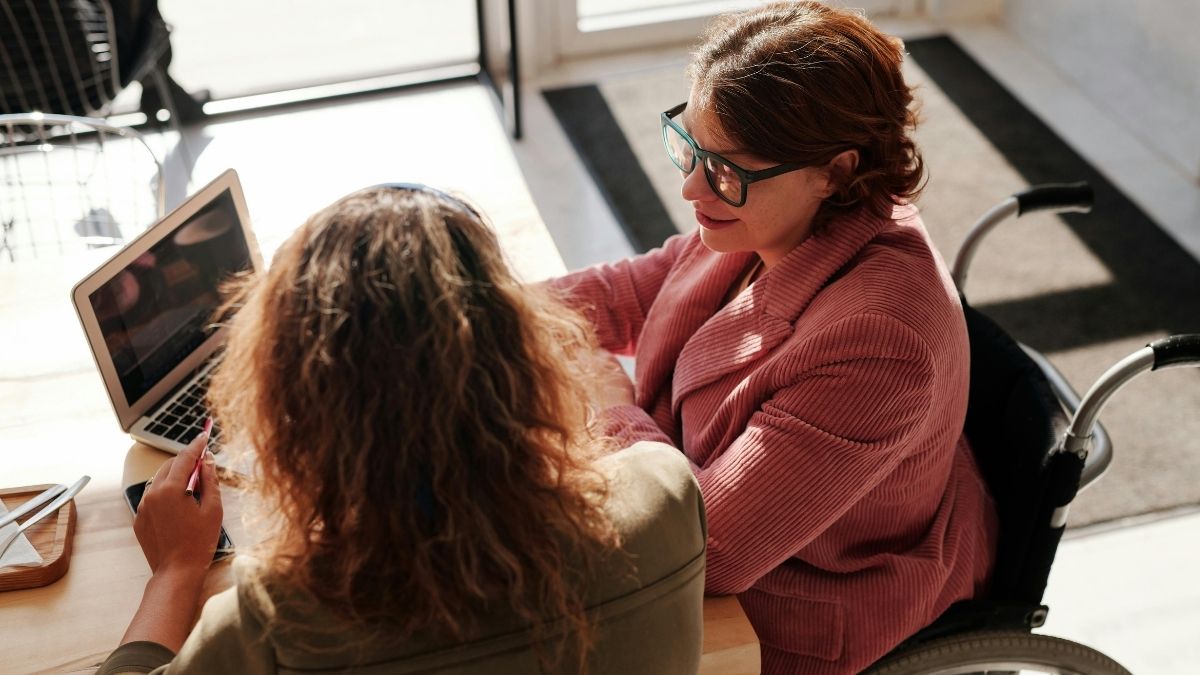 Invaliditet, kolica, kolegica u invalidskim kolicim Pexels