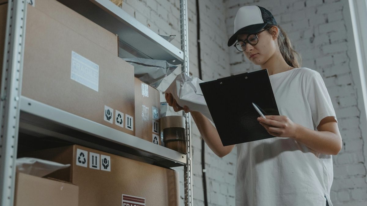 Mlada radnica, logistika, skladište, rad Pexels