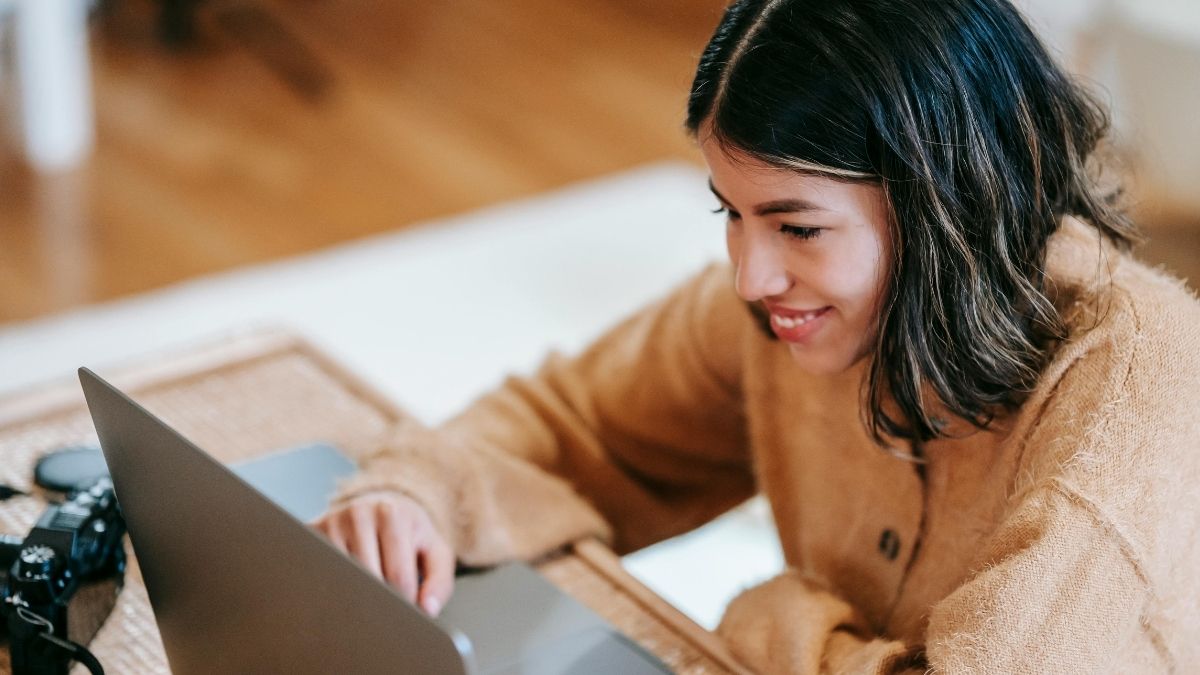 Mlada radnica, vesela Pexels