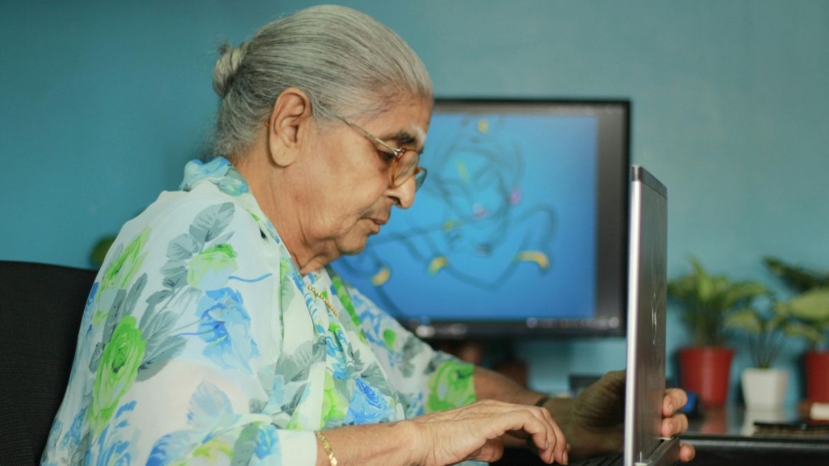 Povjerenje, starija radnica, rad Pexels