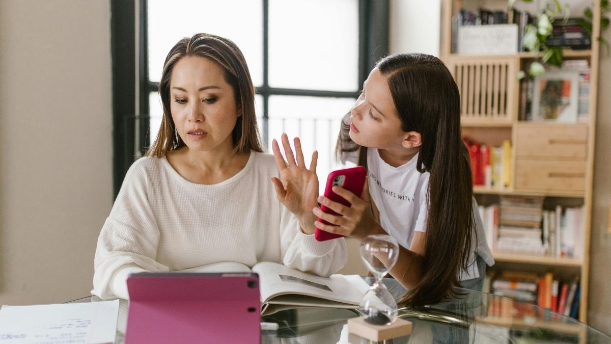 Rad od kuće, tinejdžerka, mobitel, praznici Pexels