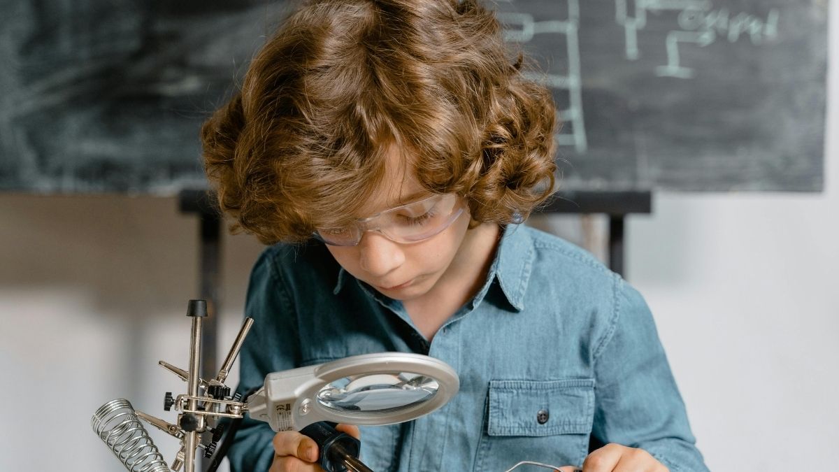 Radionica, školski praznici, povećalo, učenje, dječak Pexels