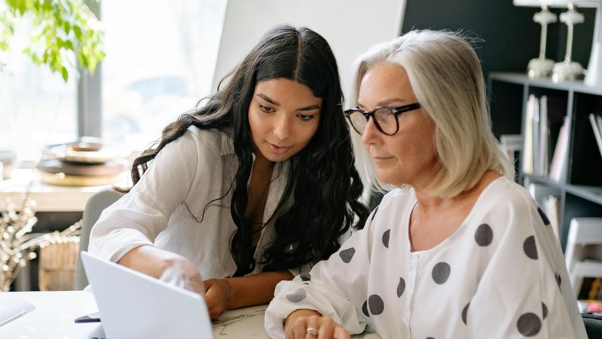 Starija kolegica, sigurnost, stabilnost Pexels