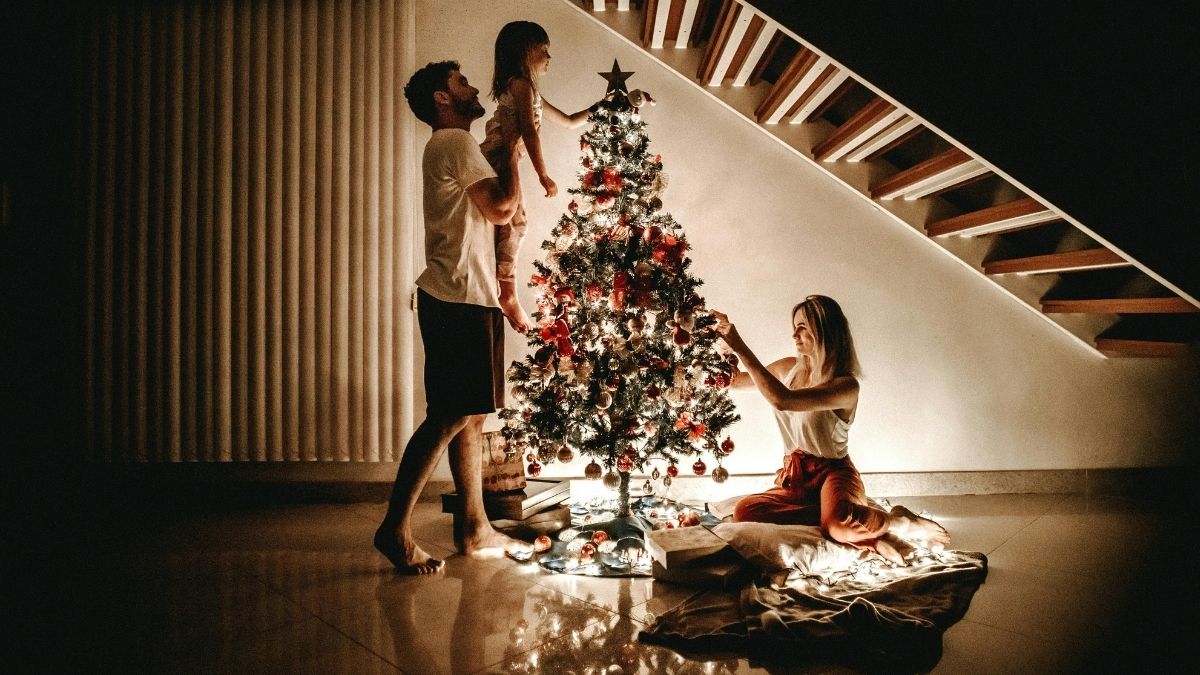 Badnjak, obitelj, kićenje bora