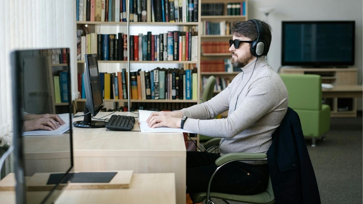 Brailleevo pismo, brajica, slijepac, slijepa osoba, zapošljavanje, invaliditet Pexels