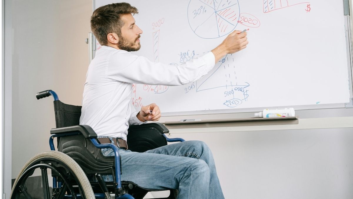 Edukacija, hrabrost, ustrajnost, kreativnost, invalidska kolica, kolegijalnost Pexels