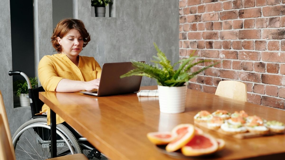 Radnica, ured, invalidska kolica Pexels