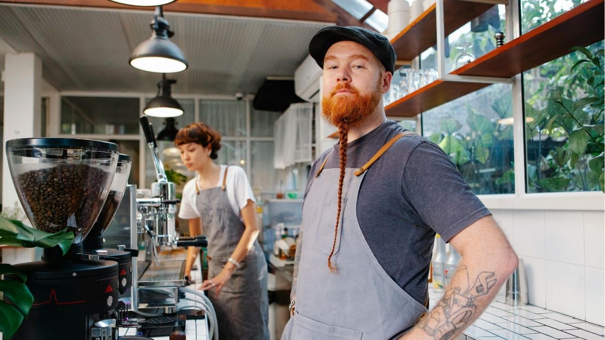 Barista, kafić, student Pexels