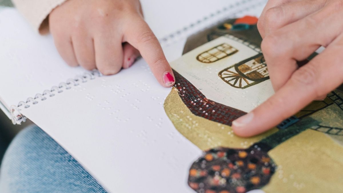 Čitanje priče na brajici Pexels