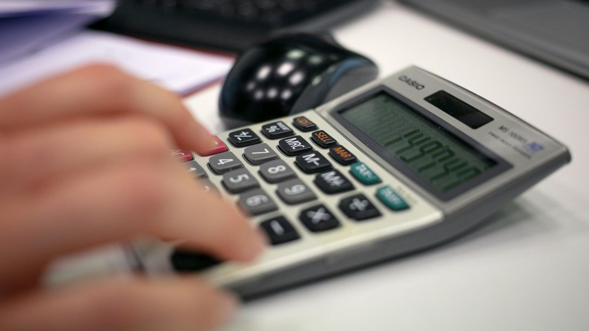 Kalkulator, proračunavanje, štednja, plaća Pexels