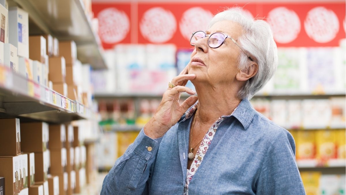 Kupovina namirnica, umirovljenica, mirovina Shutterstock