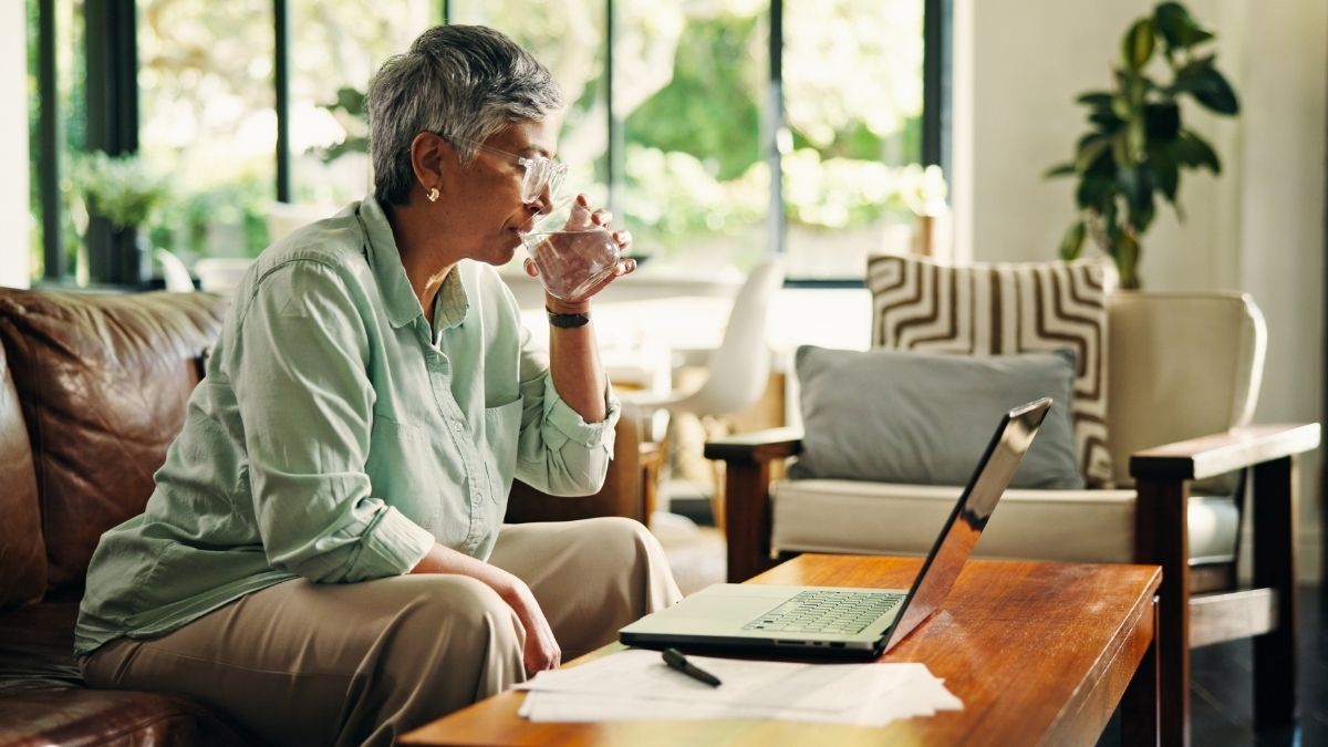 Mirovina, starija žena, dnevni boravak Pexels