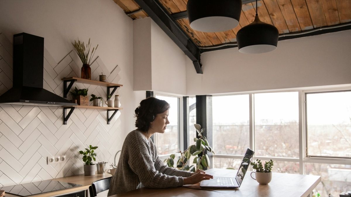 Online zarada, rad online, pisanje na računalu, laptop, dodatni prihod Pexels