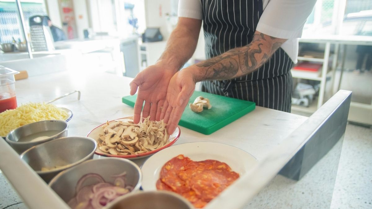 Pizza majstor, kuhar, fast food, hrana, kuhanje Pexels