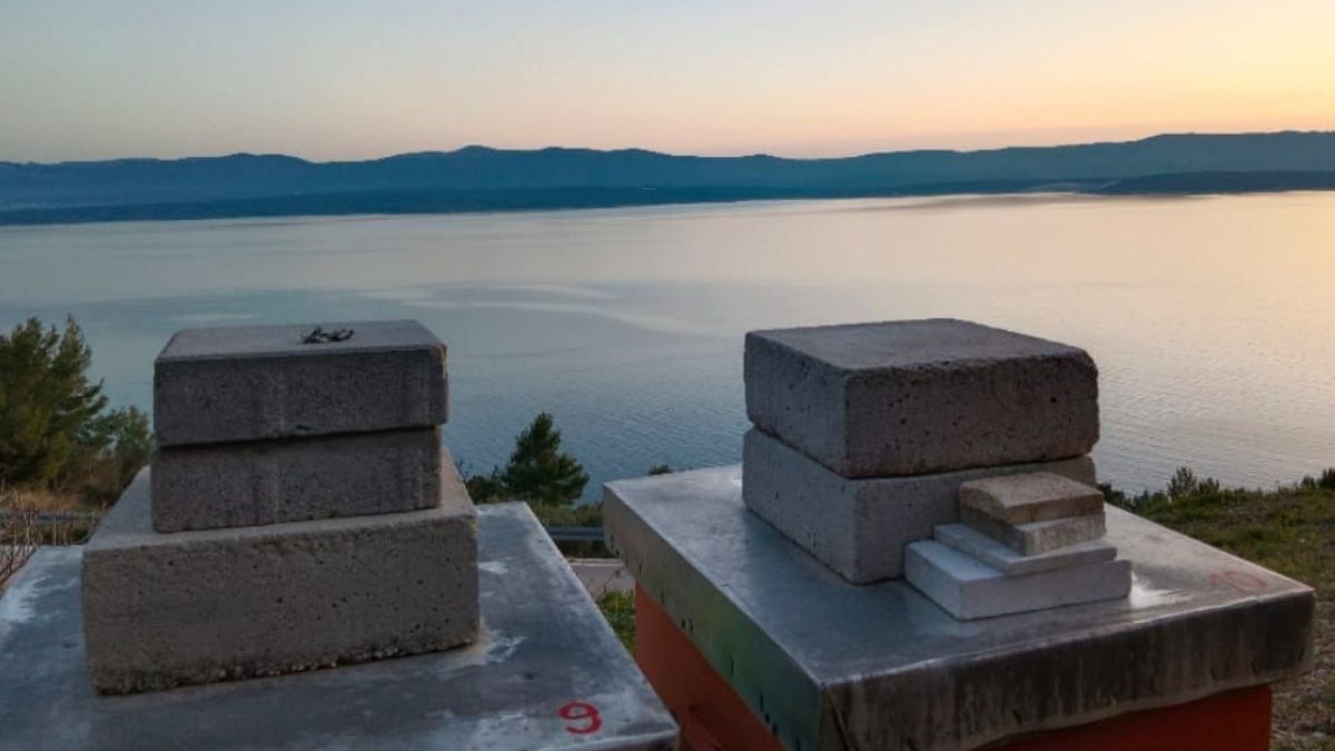 Pčelinjak s pogledom, košnice, pčele, Bol Privatna arhiva