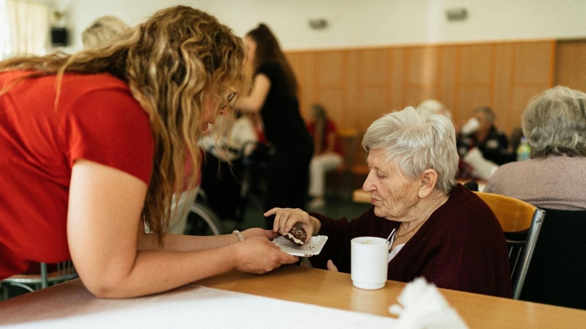 Pomoć pri hranjenju njegovateljica, pomoći radnik, njega Pexels