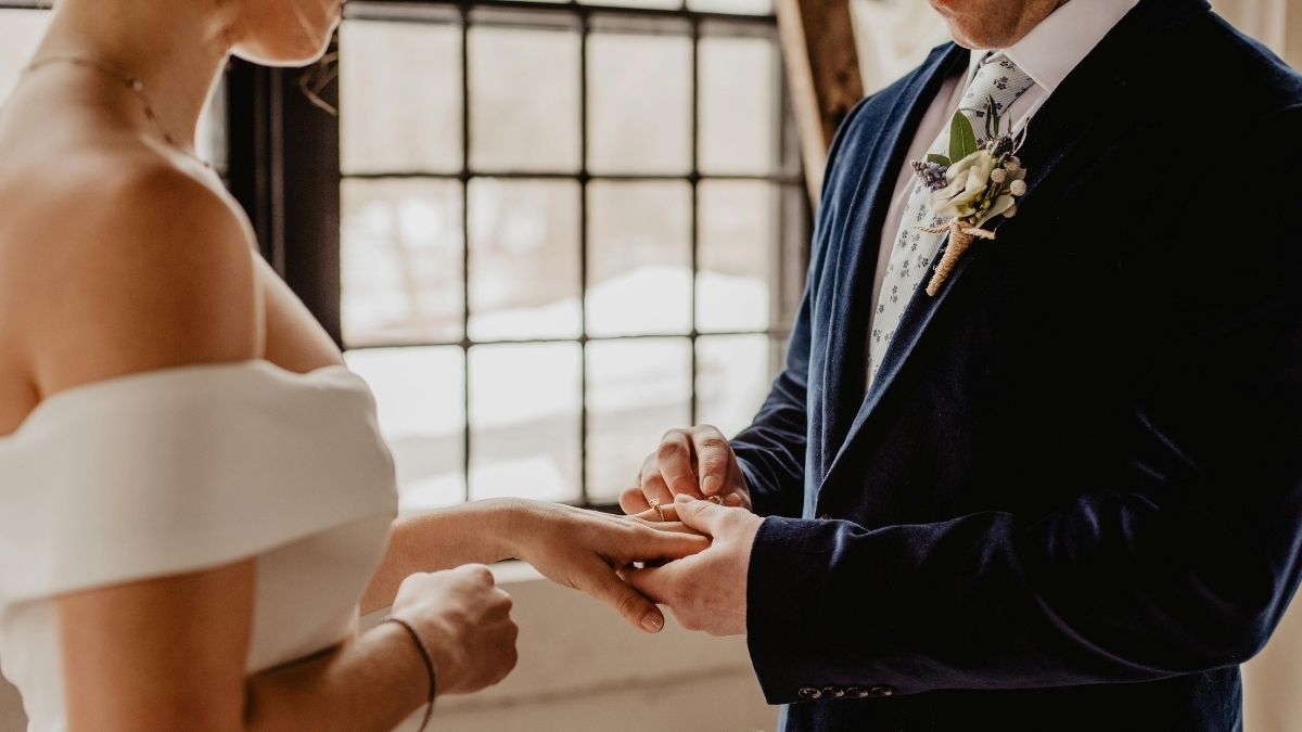 Prsten, vjenčani prsten, dan vjenčanja, vjenčanica, odijelo, krojačica Pexels