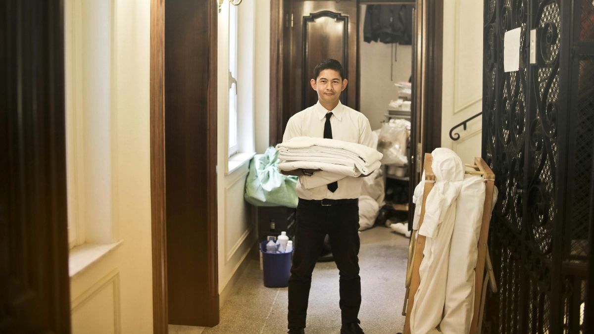 Rad u hotelu, hotel, djelatnik, sezonac Pexels