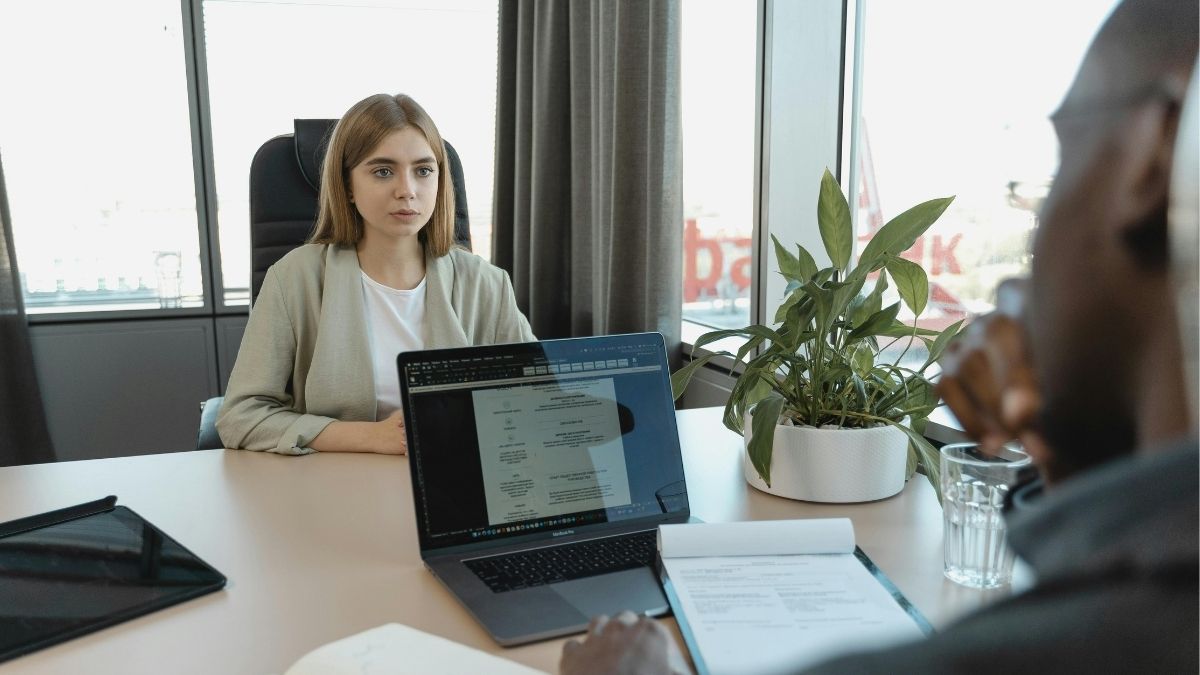 Razgovor za posao, trema, panika, strah, pogrbljeno tijelo, kontakt očima Pexels