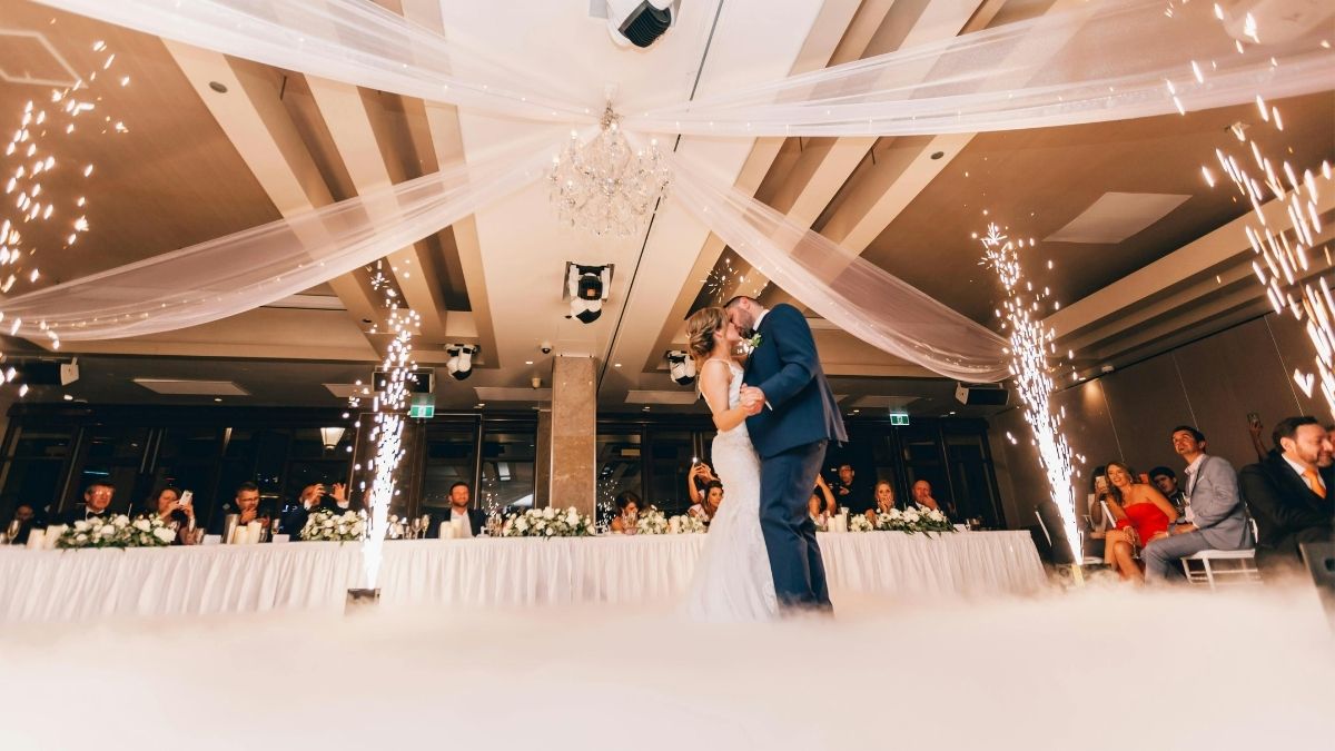 Sala, pirotehnika, gosti, hrana Pexels