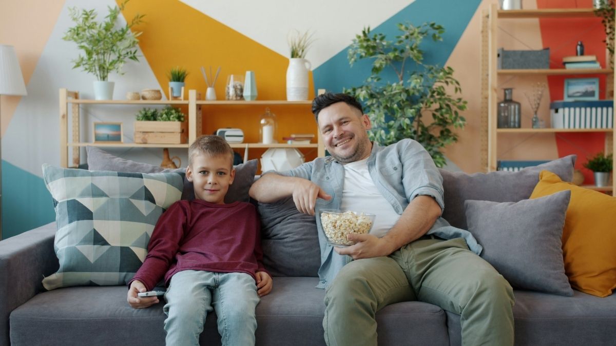 Druženje s djetetom, kokice, filmska večer Usplash