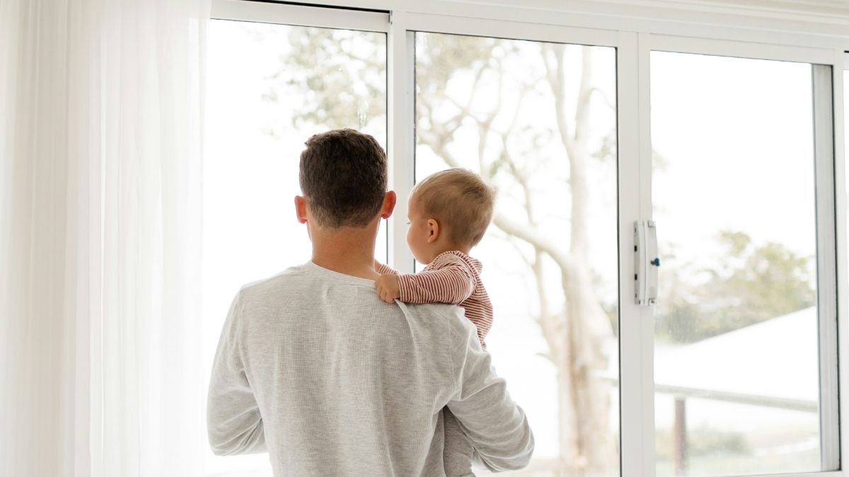Očinski dopust, čuvanje bebe, gleda kroz prozor, dom, kuća Unsplash